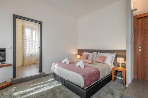 Starlight Luxury Suites - image 4
