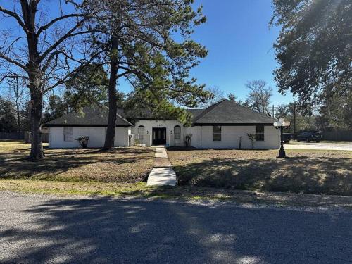 Spacious 5 bedroom home in Bridge City in Bridge City (TX)