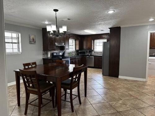 Spacious 5 bedroom home in Bridge City in Bridge City (TX)