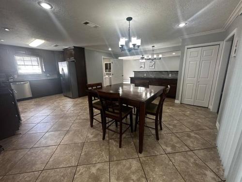 Spacious 5 bedroom home in Bridge City in Bridge City (TX)
