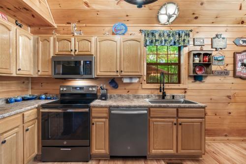Bear Mountain Chalet with Hot Tub and Mountain Views - image 11