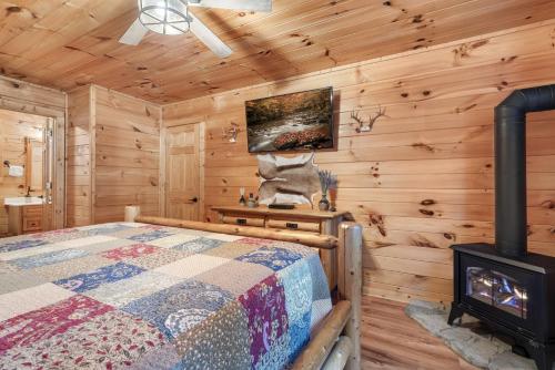 Bear Mountain Chalet with Hot Tub and Mountain Views - image 12