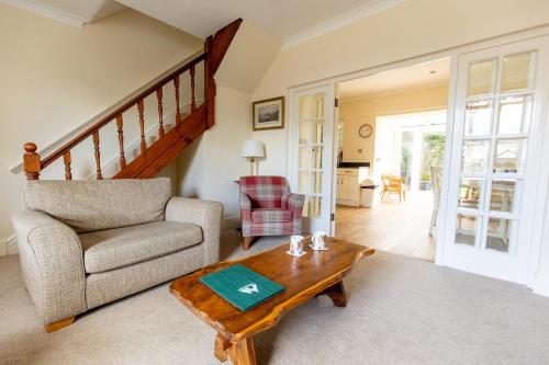 B&B Llandrillo-yn-Rhôs - FIR TREE COTTAGE - Cosy 3 Bed Cottage in Penrhyn Bay with Beautiful Sea Views and Access to Snowdonia - Bed and Breakfast Llandrillo-yn-Rhôs