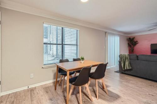 Your Chill 2B Getaway - 10min to DTWN - W/D, Pool, Prkg Your Chill 2B Getaway - 10min to DTWN - W/D, Pool, Prkg