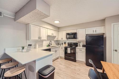 Your Chill 2B Getaway - 10min to DTWN - W/D, Pool, Prkg in Austin, USA
