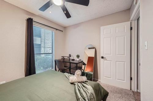 Your Chill 2B Getaway - 10min to DTWN - W/D, Pool, Prkg Your Chill 2B Getaway - 10min to DTWN - W/D, Pool, Prkg