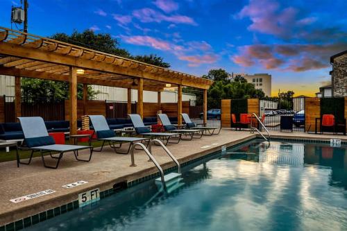 Your Chill 2B Getaway - 10min to DTWN - W/D, Pool, Prkg Your Chill 2B Getaway - 10min to DTWN - W/D, Pool, Prkg