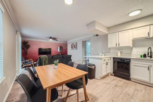 Your Chill 2B Getaway - 10min to DTWN - W/D, Pool, Prkg Your Chill 2B Getaway - 10min to DTWN - W/D, Pool, Prkg