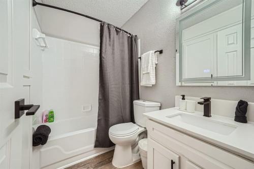 Your Chill 2B Getaway - 10min to DTWN - W/D, Pool, Prkg Your Chill 2B Getaway - 10min to DTWN - W/D, Pool, Prkg