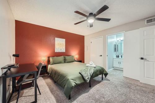 Your Chill 2B Getaway - 10min to DTWN - W/D, Pool, Prkg Your Chill 2B Getaway - 10min to DTWN - W/D, Pool, Prkg