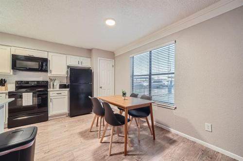 Your Chill 2B Getaway - 10min to DTWN - W/D, Pool, Prkg Your Chill 2B Getaway - 10min to DTWN - W/D, Pool, Prkg