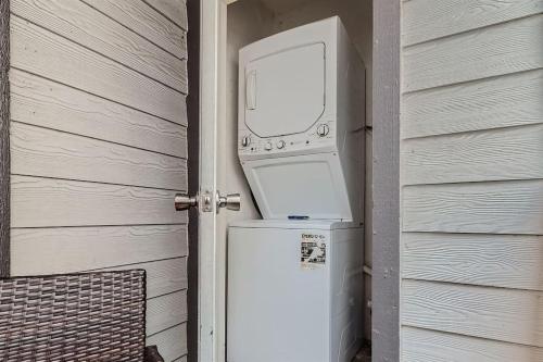 Your Chill 2B Getaway - 10min to DTWN - W/D, Pool, Prkg Your Chill 2B Getaway - 10min to DTWN - W/D, Pool, Prkg