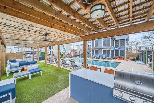 Your Chill 2B Getaway - 10min to DTWN - W/D, Pool, Prkg Your Chill 2B Getaway - 10min to DTWN - W/D, Pool, Prkg