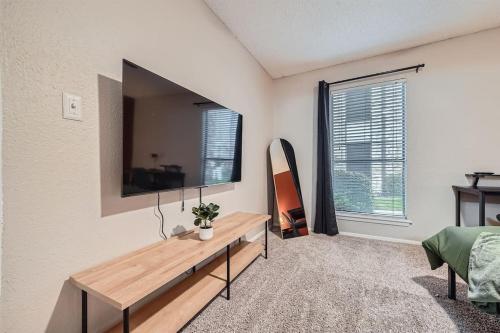 Your Chill 2B Getaway - 10min to DTWN - W/D, Pool, Prkg Your Chill 2B Getaway - 10min to DTWN - W/D, Pool, Prkg