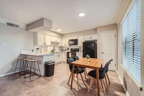 Your Chill 2B Getaway - 10min to DTWN - W/D, Pool, Prkg Your Chill 2B Getaway - 10min to DTWN - W/D, Pool, Prkg