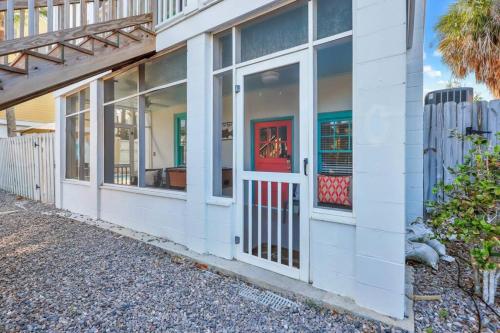 Splash Inn: Entire Home 4 BR, Pool, Walk to beach secondary