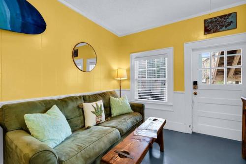 Splash Inn: Entire Home 4 BR, Pool, Walk to beach thumb 4
