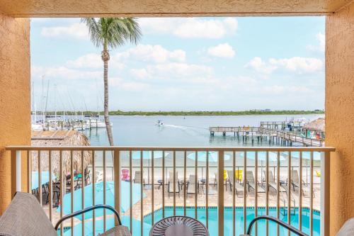 陽台/露台, 哈欽森島廣場套房酒店 (Hutchinson Island Plaza Hotel & Suites) in 皮爾斯堡海灘