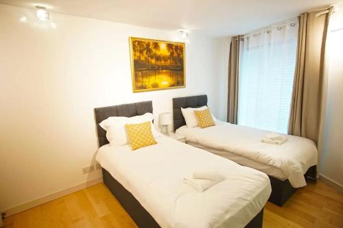 Superior Canary Wharf O2 Arena 2BR Apartment - image 6