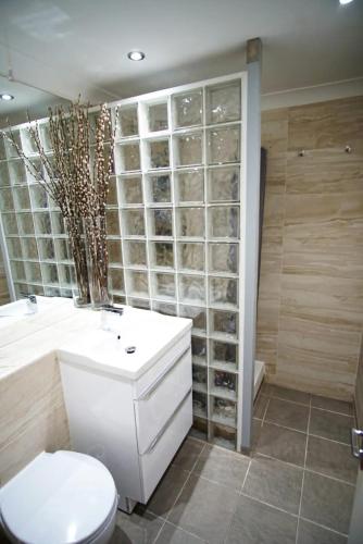 Superior Canary Wharf O2 Arena 2BR Apartment - image 13