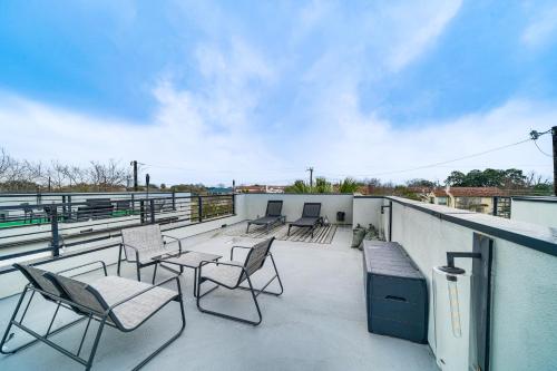 Pet-Friendly San Antonio Condo with Rooftop Patio! - Apartment - San Antonio