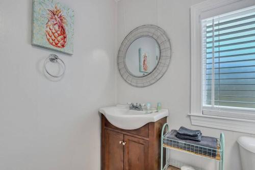 Pineapple by the Sea, 3 BR home, STEPS to Beach