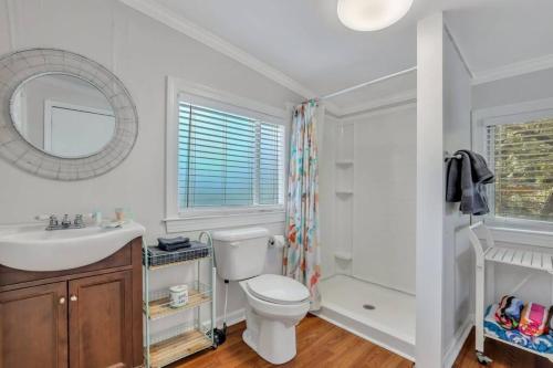 Pineapple by the Sea, 3 BR home, STEPS to Beach