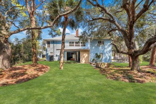 Pineapple by the Sea, 3 BR home, STEPS to Beach