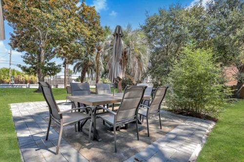 Pineapple by the Sea, 3 BR home, STEPS to Beach