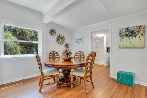 Pineapple by the Sea, 3 BR home, STEPS to Beach