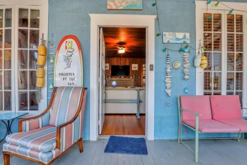 Pineapple by the Sea, 3 BR home, STEPS to Beach