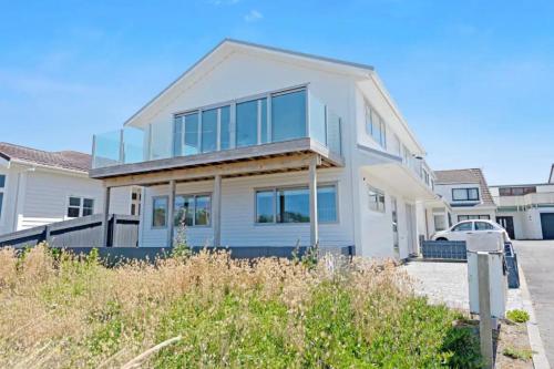 Lyall Bay Parade Apartment