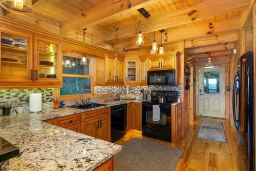 Dreamy Mountain Getaway~Hot Tub~Old Oak Lodge in Waynesville, USA