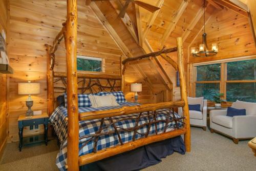 Dreamy Mountain Getaway~Hot Tub~Old Oak Lodge in Waynesville, USA