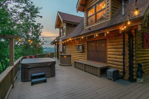 Dreamy Mountain Getaway~Hot Tub~Old Oak Lodge in Waynesville, USA