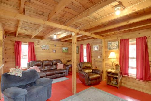 Hot Springs Getaway with Hot Tub and River Access! in Hot Springs, USA