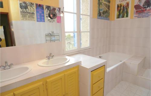 Holiday home Mas De La Tour De Lubiere - image 2