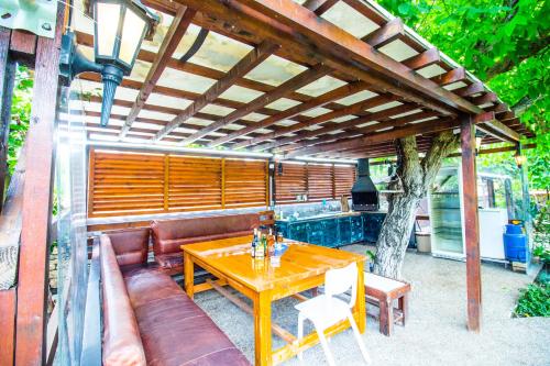 Стальовата Къща - Stalyovata Guest House - Private Pool, Jacuzzi & Sauna in Sredets