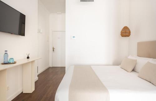 Deluxe Suite with Spa Bath image 10