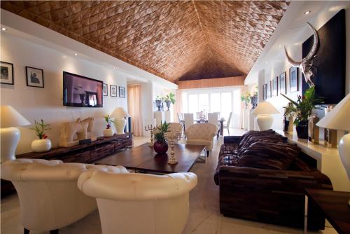 Létesítmények, Ambassador in Paradise in Station 1