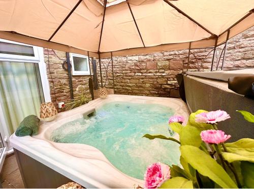 *Brecon Beacons,Log Burner, hot tub Dogs Welcome*