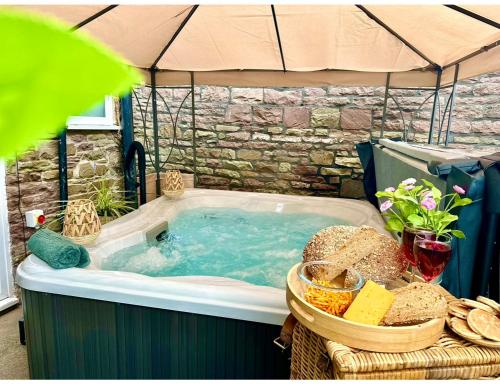 *Brecon Beacons,Log Burner, hot tub Dogs Welcome* in 柯里克豪威爾