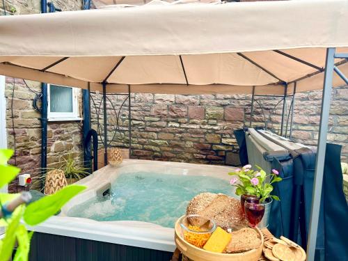 *Brecon Beacons,Log Burner, hot tub Dogs Welcome* in 柯里克豪威爾