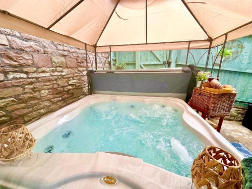 *Brecon Beacons,Log Burner, hot tub Dogs Welcome* in 柯里克豪威爾