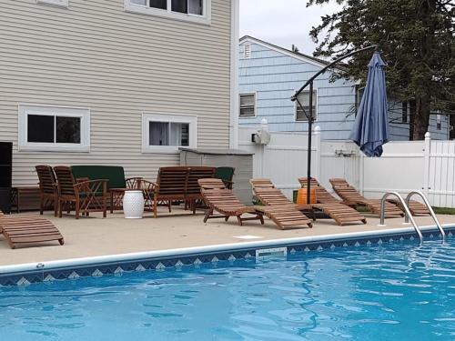Private Heated Pool - Sparkling Oasis Near Newport & Navy, 4bd 3ba in Middletown, USA