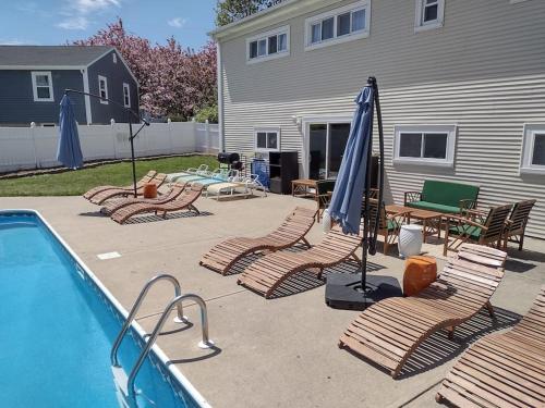 Private Heated Pool - Sparkling Oasis Near Newport & Navy, 4bd 3ba in Middletown, USA