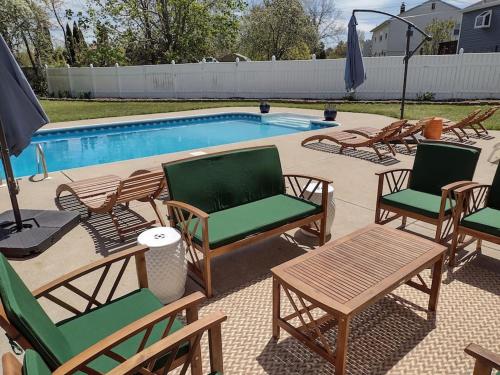 Private Heated Pool - Sparkling Oasis Near Newport & Navy, 4bd 3ba in Middletown, USA