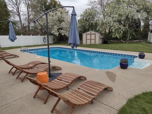 Private Heated Pool - Sparkling Oasis Near Newport & Navy, 4bd 3ba in Middletown, USA