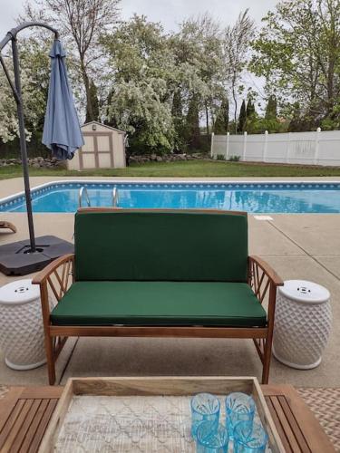 Private Heated Pool - Sparkling Oasis Near Newport & Navy, 4bd 3ba in Middletown, USA