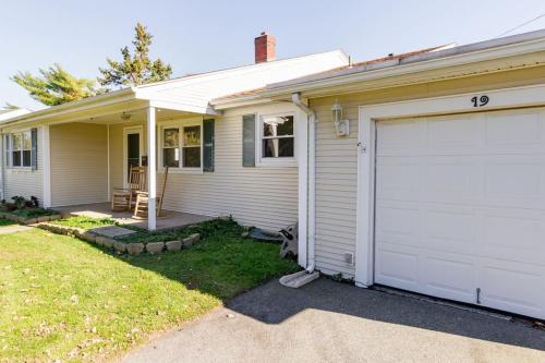 Private Heated Pool - Sparkling Oasis Near Newport & Navy, 4bd 3ba in Middletown, USA